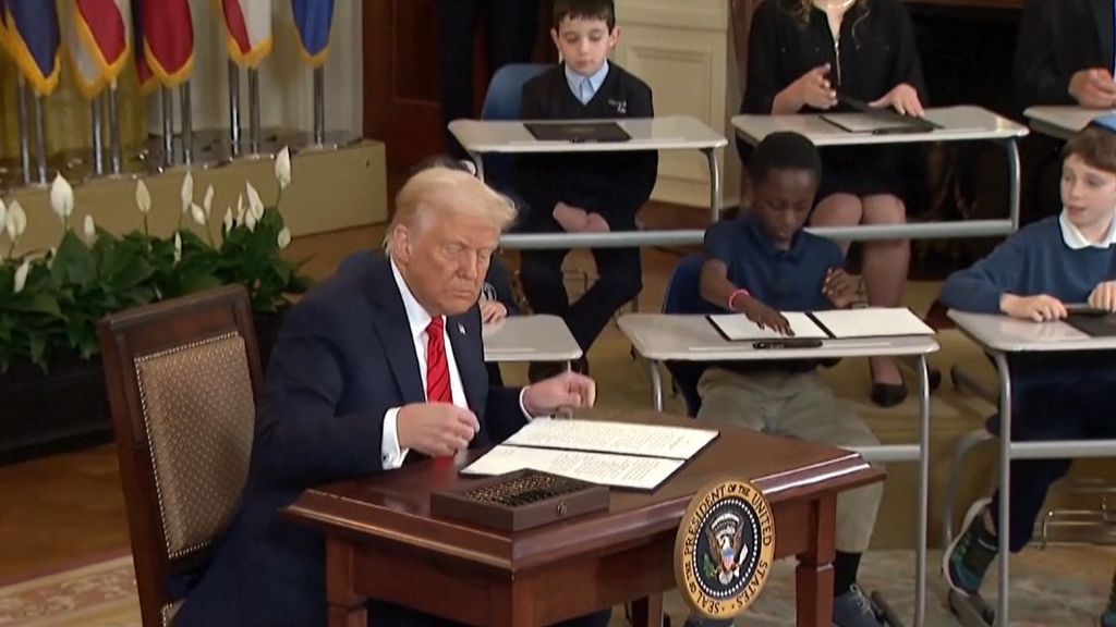 Donald Trump firma la sentencia de muerte departamento de Educación