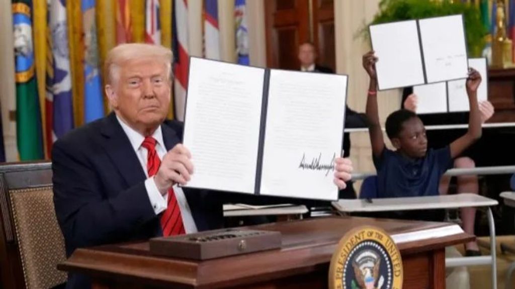 Trump firma el desmantelamiento de Educación