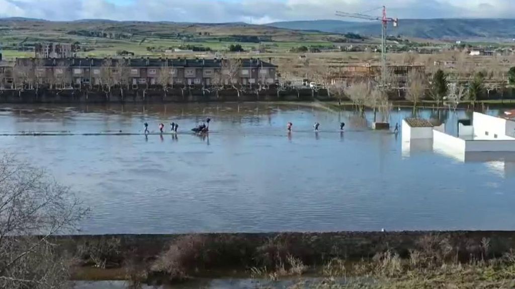 El rescate de más de 40 niños que estaban atrapados por el temporal en un colegio de Ávila: salieron a hombros y cruzando una balsa
