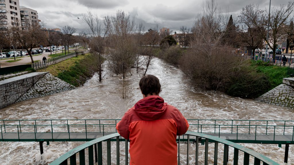 Las reacciones de los ciudadanos de Madrid al ver el estado del río Manzanares: "No lo he visto así en la vida"