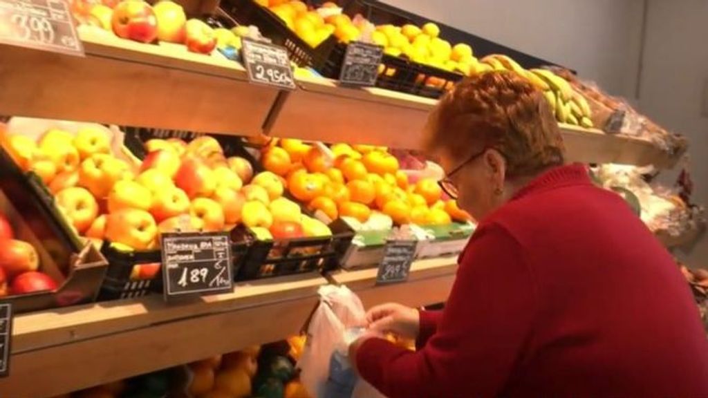 Mujer comprando en un supermercado