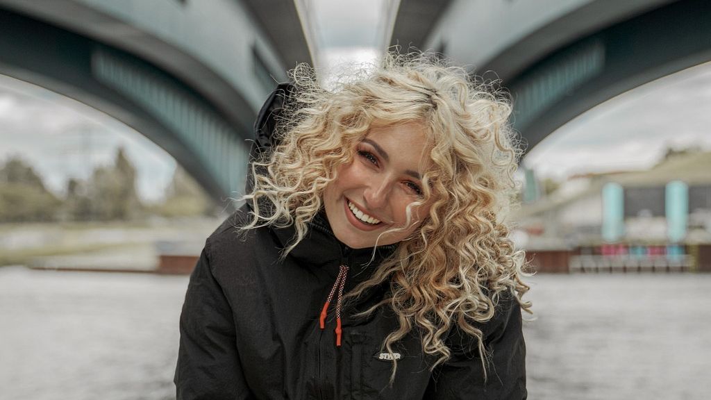 Mujer con el cabello rizado