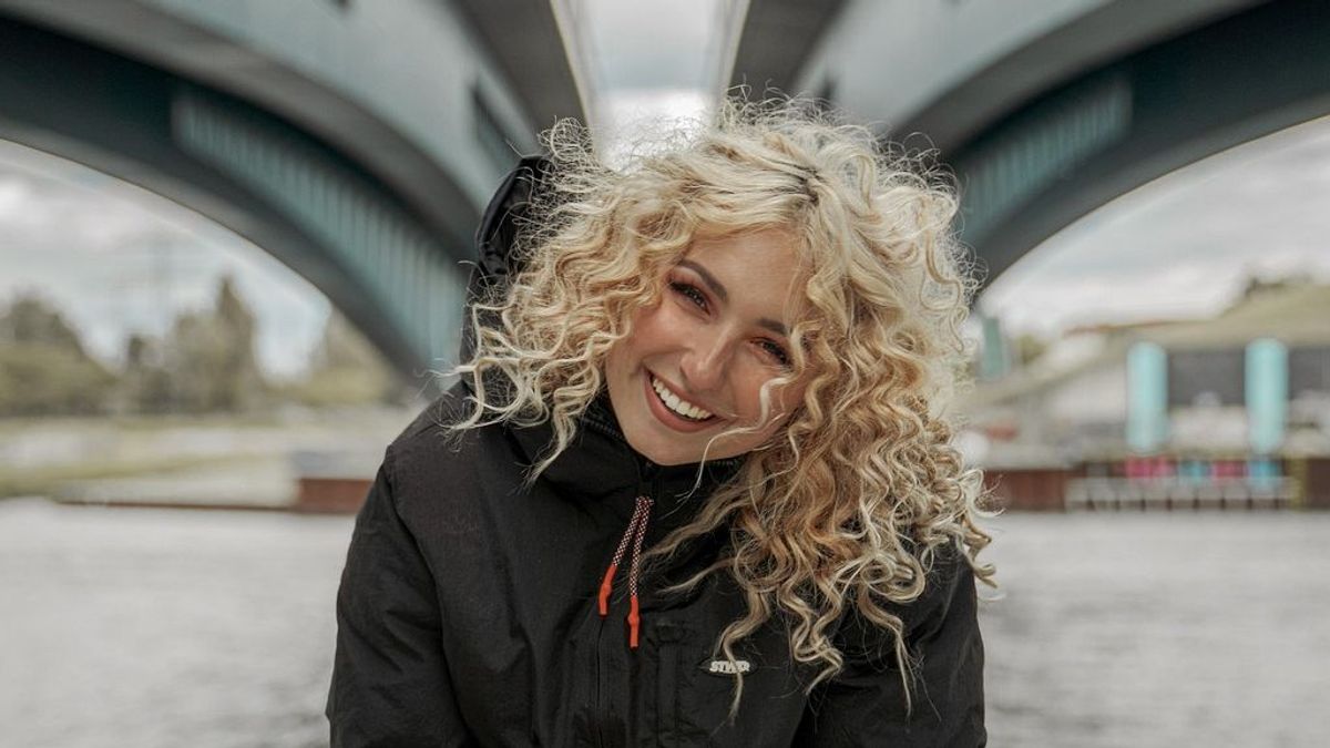 Mujer con el cabello rizado Mujer con el cabello rizado