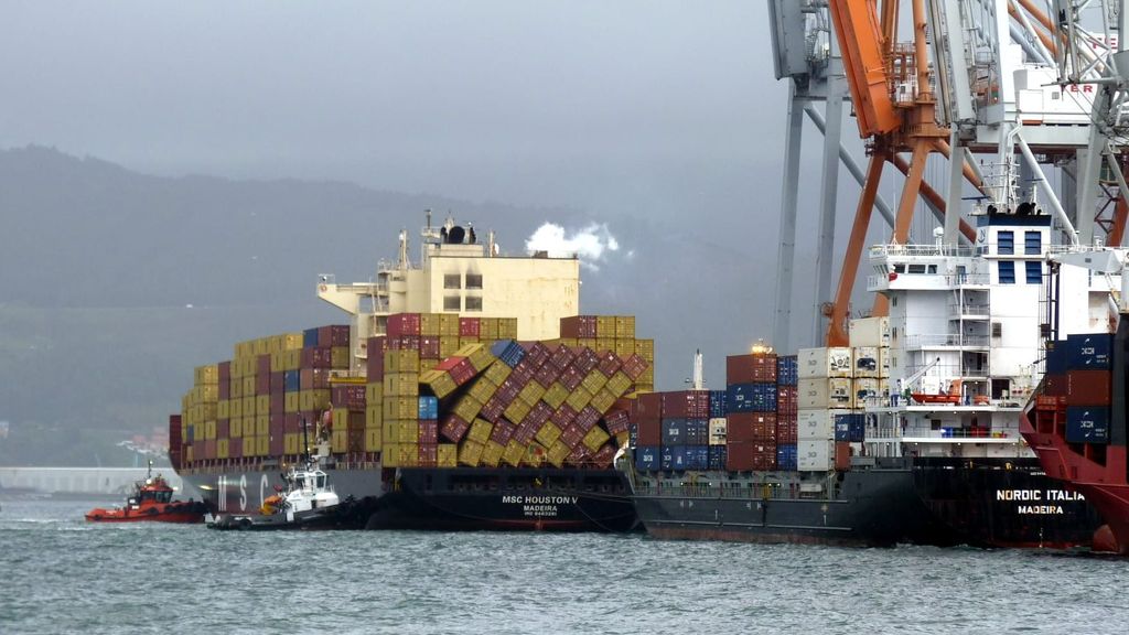 Parte de la carga desplazada del portacontenedores refugiado en el puerto de Guixar en Vigo.