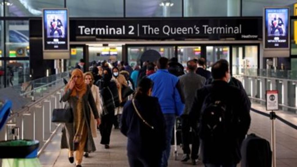 Paralizado el aeropuerto de Heathrow deja a miles de pasajeros en tierra: "Nadie nos dice nada"