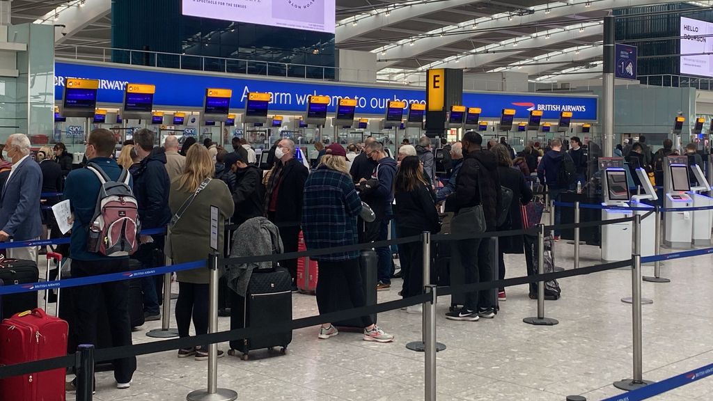 Pasajeros esperando en el aeropuerto de Heathrow