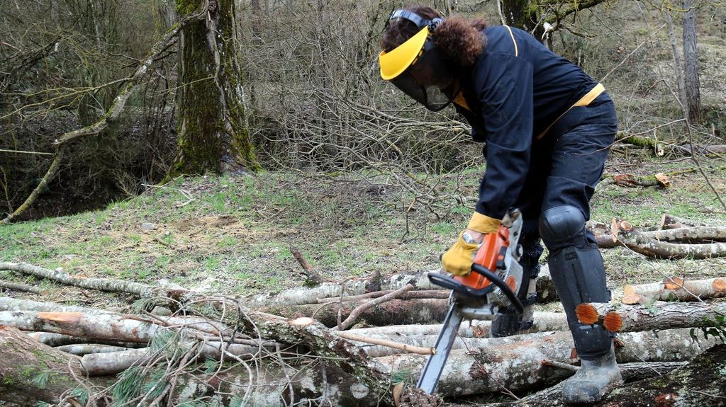 Propietaria forestal trabajando en su finca