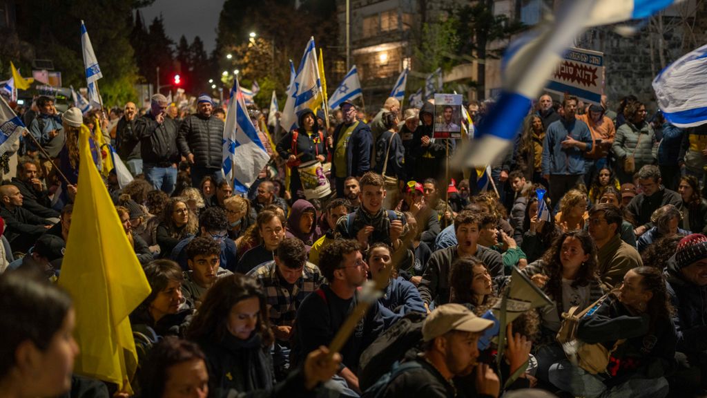 Protestas en Tel Aviv por los planes del Primer Ministro Benjamin Netanyahu de destituir al jefe del Shin Bet, Ronen Bar.