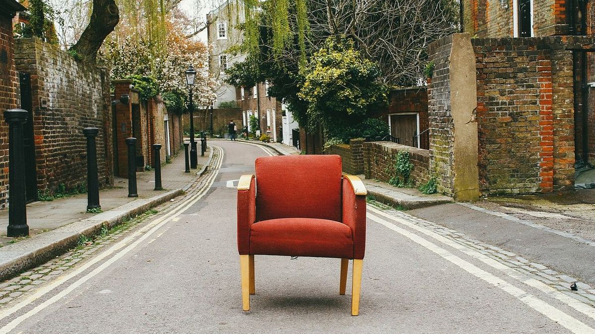 Sillón de madera en mitad de la calle