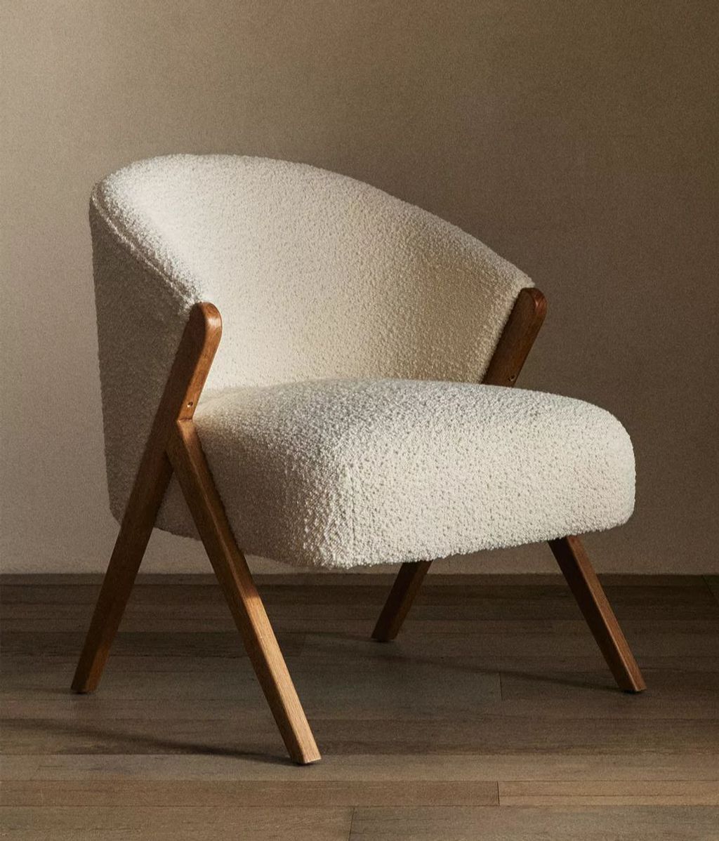 Sillón tapizado en bouclé crudo