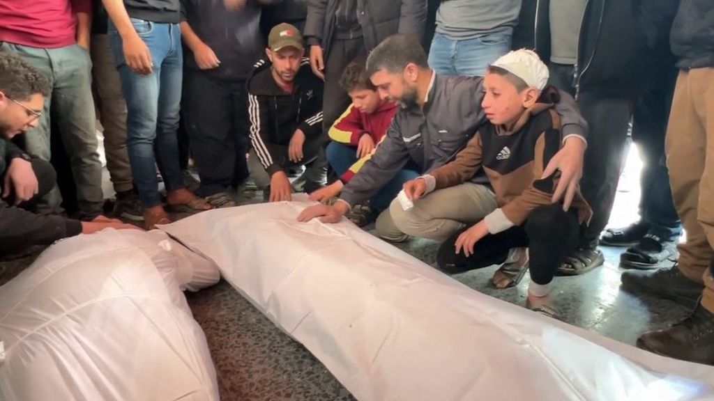 Al menos 14 palestinos muertos, entre ellos cinco niños, por ataques israelíes en Gaza