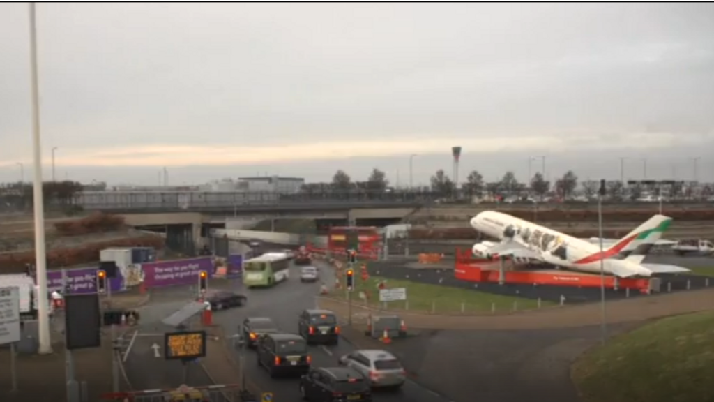 El Aeropuerto de Heathrow reanuda sus vuelos tras el cierre por un incendio en una subestación eléctrica