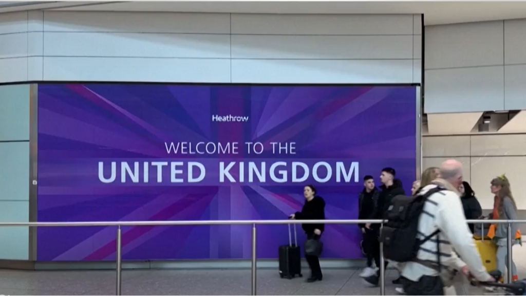 El Aeropuerto de Heathrow reanuda sus vuelos tras el cierre por un incendio en una subestación eléctrica