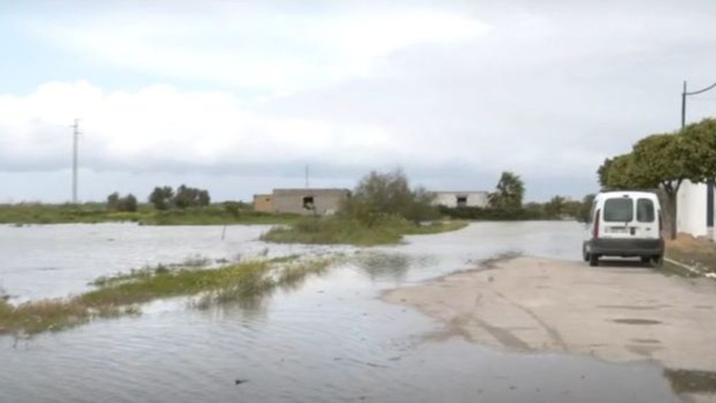 Inundaciones en una pedanía de Los Palacios tras la rotura de un muro de contención