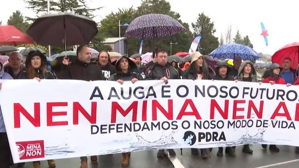 Protestas por mar y tierra contra la planta de celulosa de Altri y la Mina de Touro en Pontevedra y A Coruña