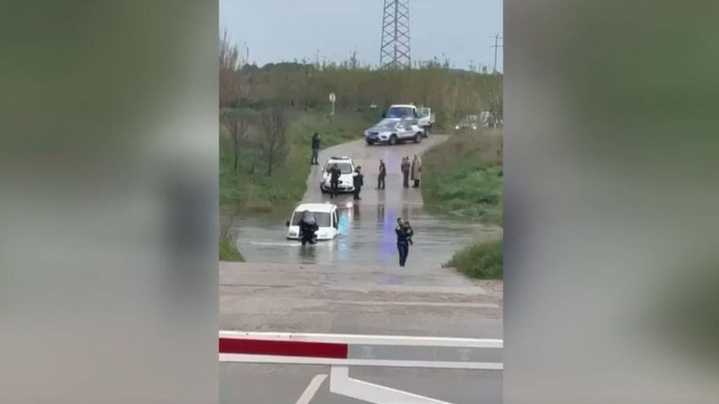Rescatan a un adulto y a un menor atrapados en una riera de Figueres, Girona, tras las inundaciones