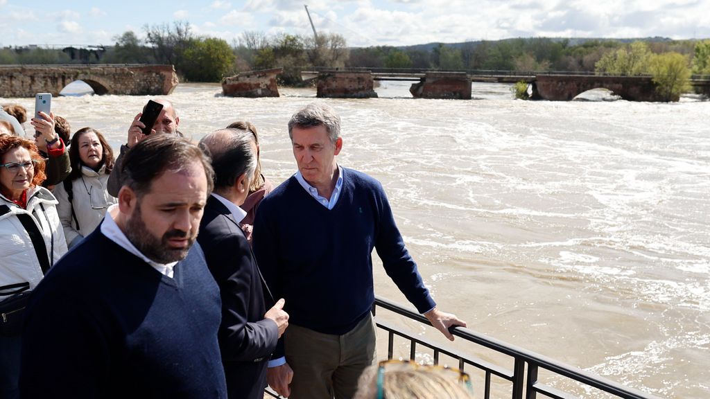 Alberto Núñez Feijóo visita Talavera de la Reina (Toledo) tras la crecida del río Tajo y el derrumbe de parte del Puente Romano