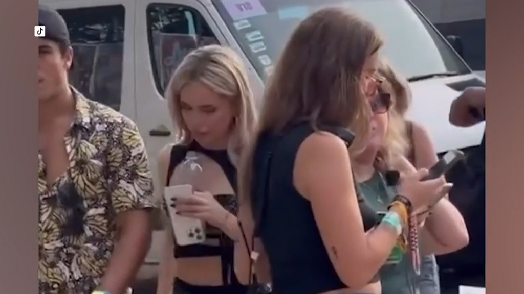 Ana Mena y Óscar Casas no esconden su amor: sus imágenes en el festival Lollapalooza Socialité 2025 Top Vídeos 471