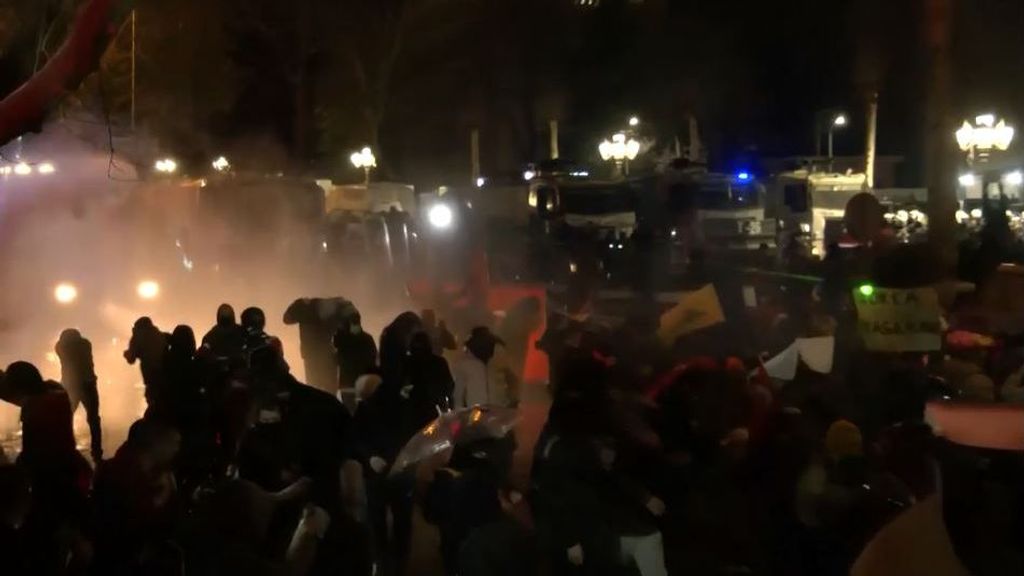 Cargas policiales para disolver a los miles de manifestantes que se han echado a las calles en Turquía