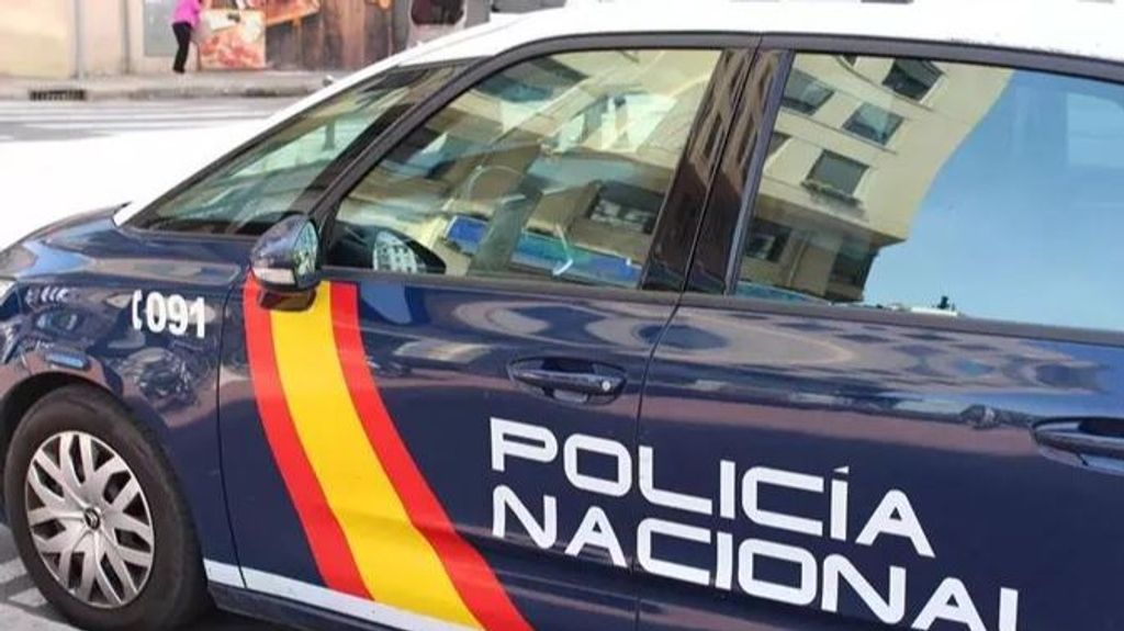 Despliegue policial en Gijón tras el aviso de un hombre que habría arrojado un bebé a una papelera