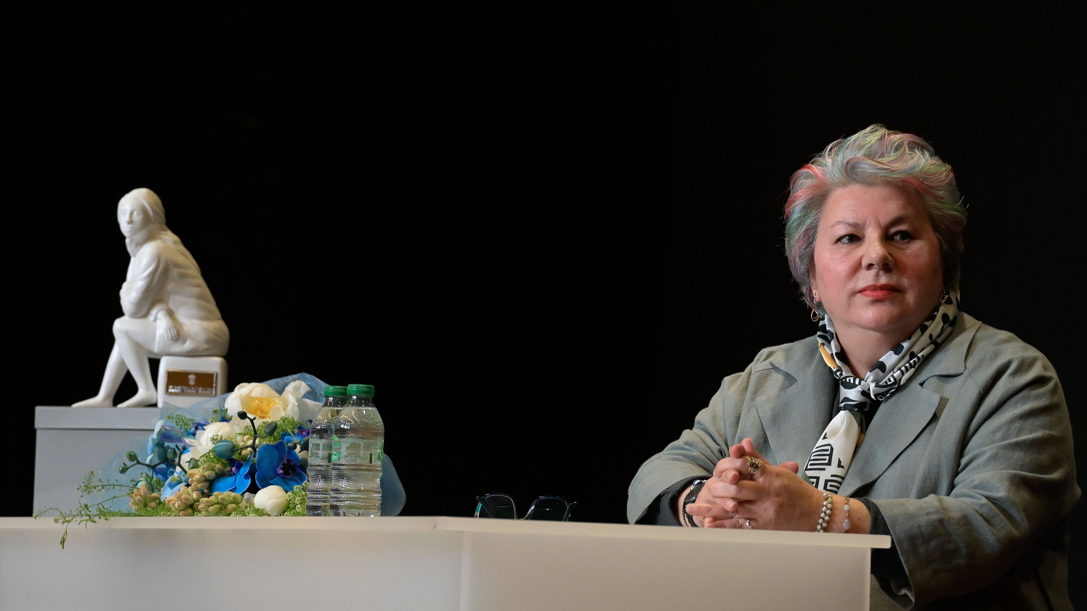 Dolores Vázquez junto al premio recibido en Betanzos, A Coruña
