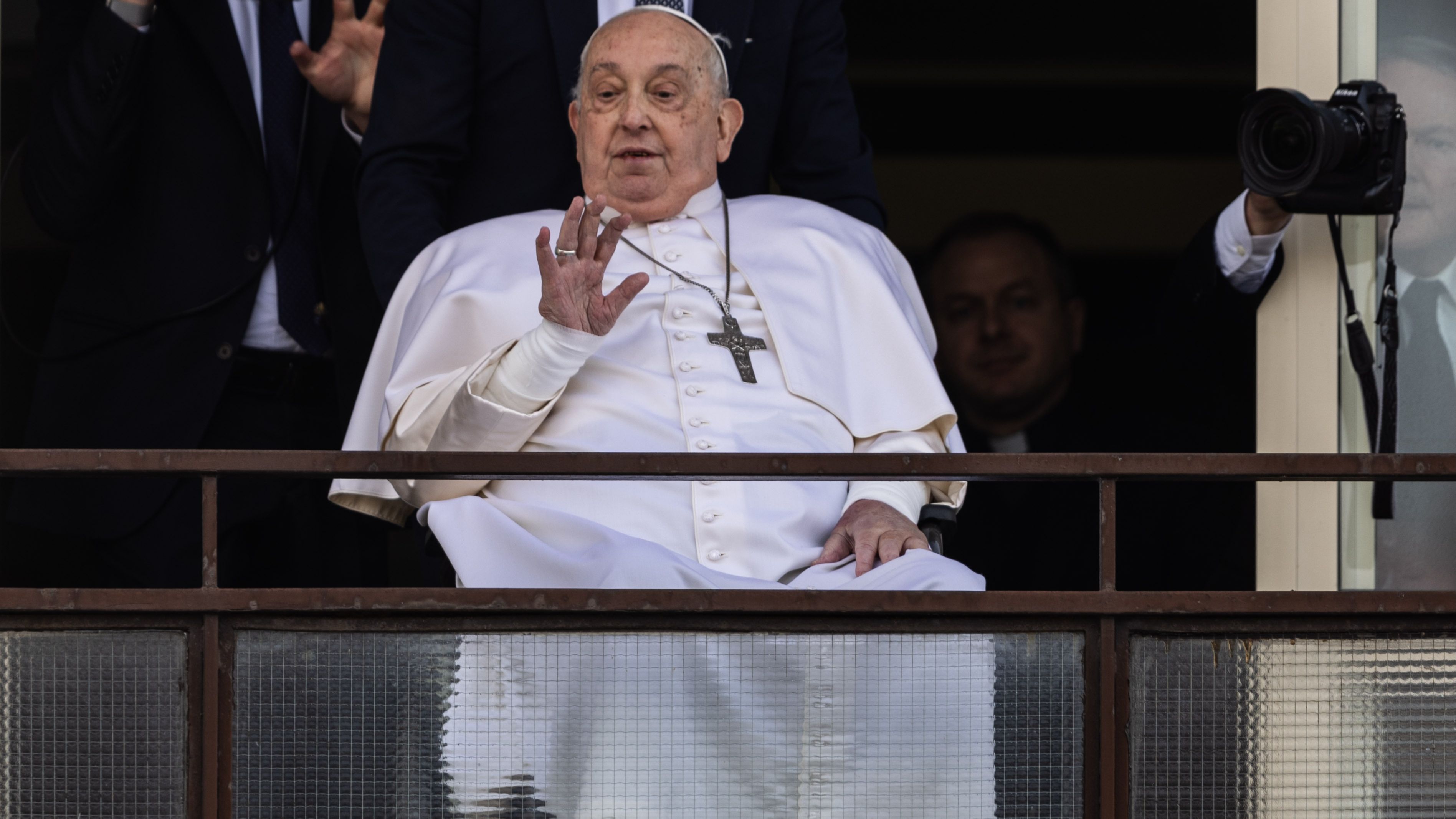 El papa Francisco en su reaparición tras abandonar el hospital