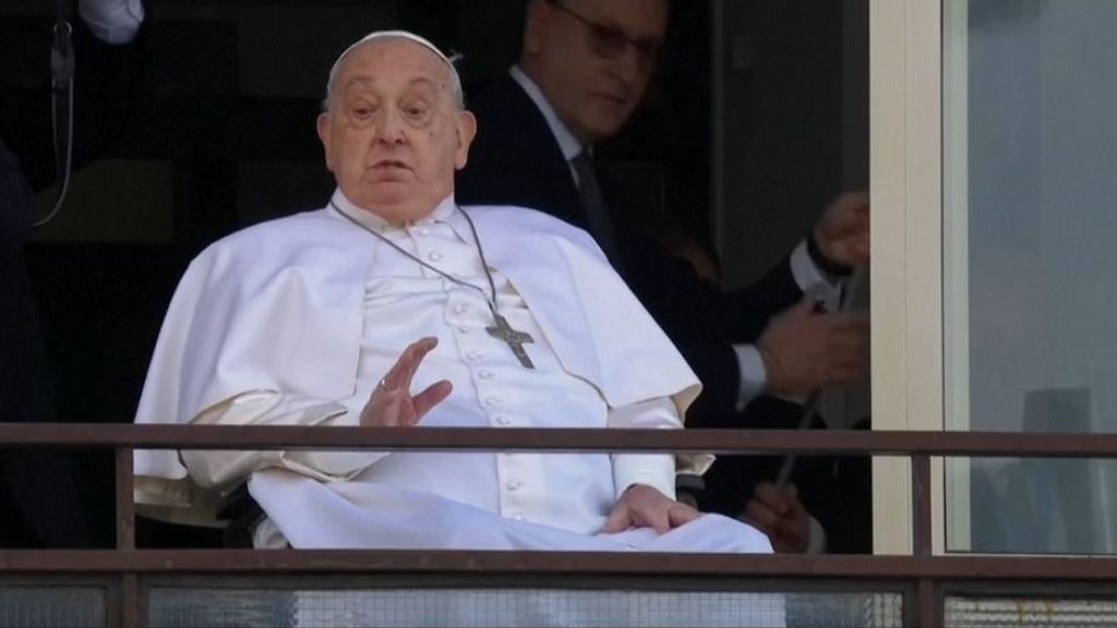 El papa Francisco reaparece para saludar a los fieles y abandona el hospital tras recibir el alta: "Gracias a todos"