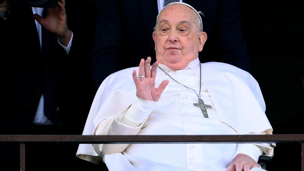 El papa recibe el alta y saluda a los fieles tras 37 días ingresado en el Hospital Gemelli