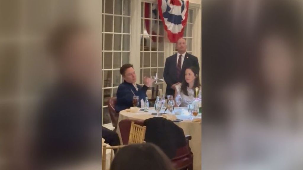El vídeo viral de Elon Musk jugando con unos cubiertos durante una cena en el club de golf de Trump