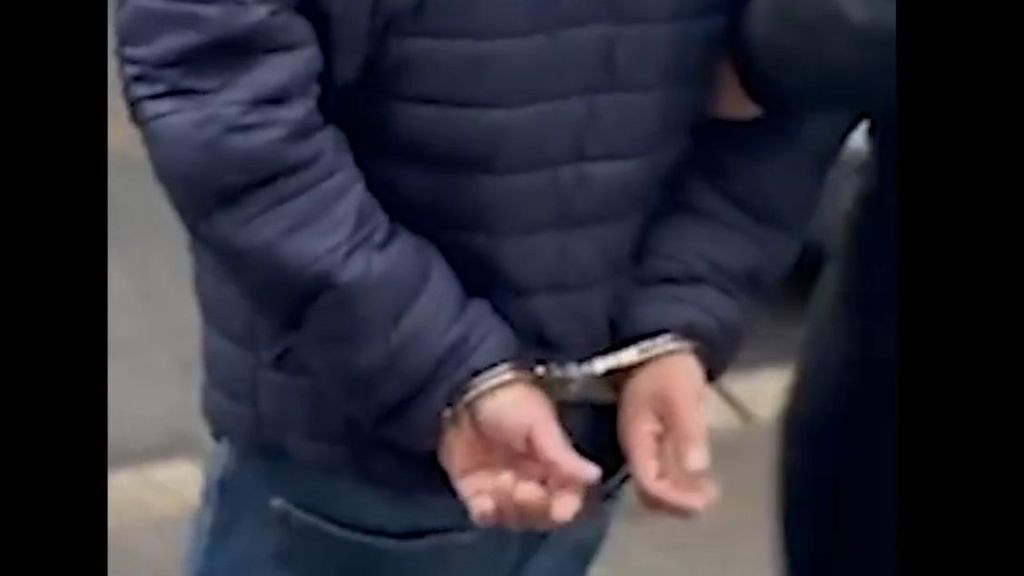 Hombre esposado tras ser detenido en Barcelona