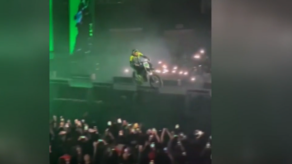 La caída del cantante sevillano JC Reyes al entrar a su concierto en Madrid en moto