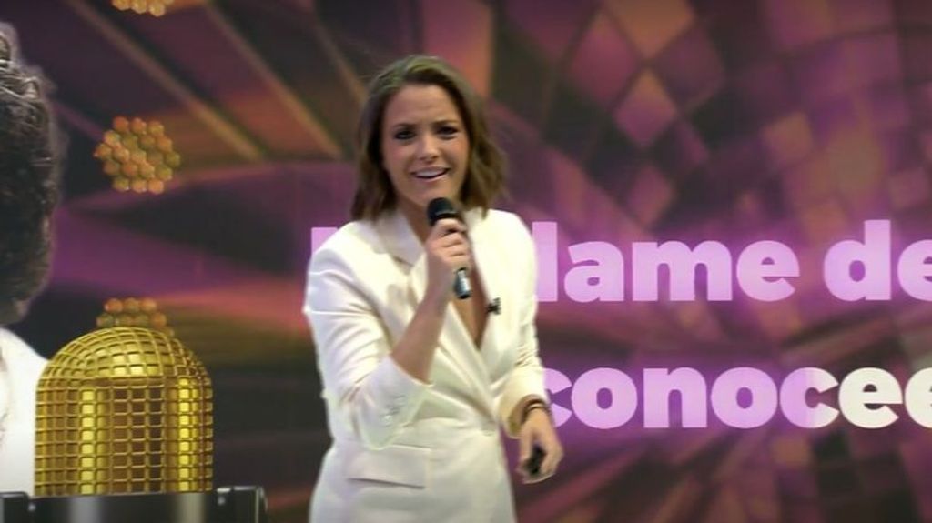 María Casado homenajea a Pecos cantando el mítico tema 'Háblame de ti' en pleno directo