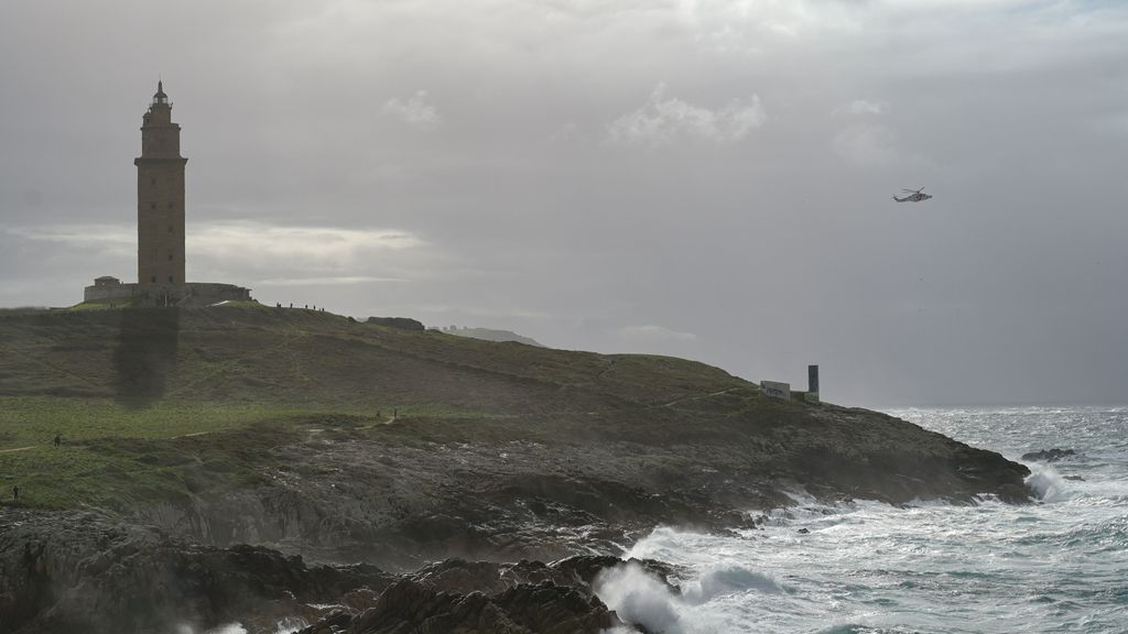 Operativo de búsqueda de un desaparecido en el mar en la zona de la Torre de Hercules