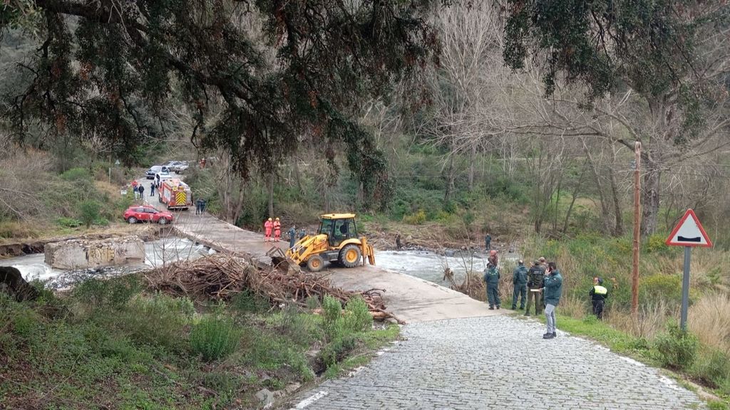 Operativo de búsqueda del motorista arrastrado por el río Genal en Pujerra