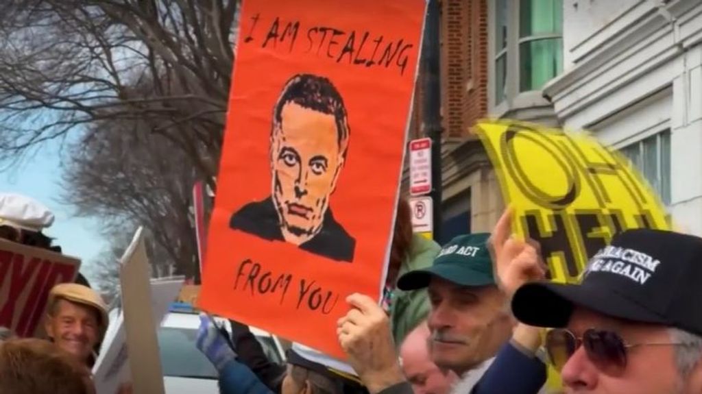 Trump llama a quienes queman Teslas "terroristas" y les amenaza con llevarles presos a El Salvador
