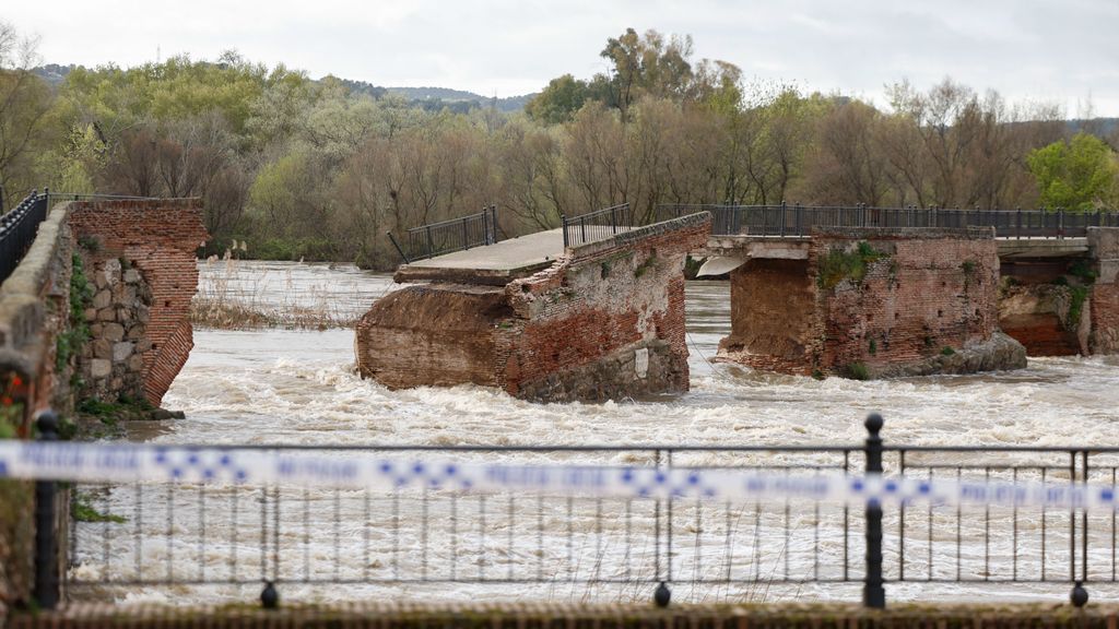 Vista del puente viejo o 'romano' derrumbado por la crecida del río Tajo a su paso por Talavera de la Reina