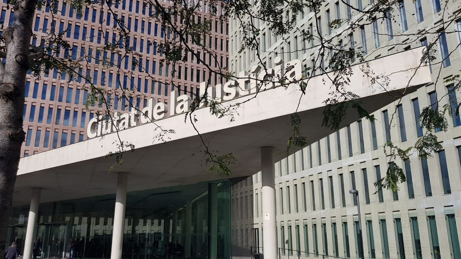 Dos testigos dicen que la menor que se suicidó en Cornellà en 2020 sufrió acoso escolar