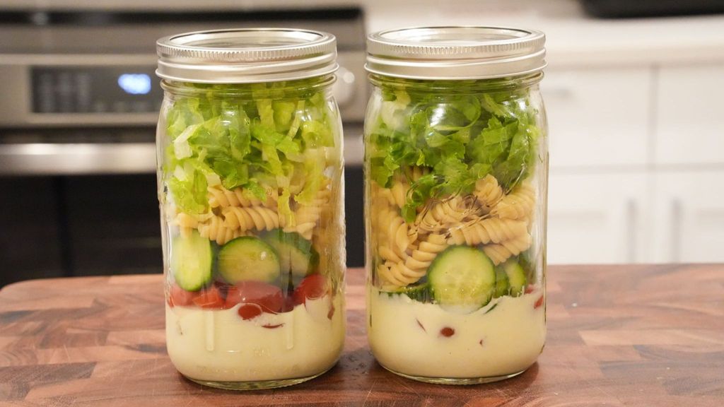 Ensalada de bote completa y llena de nutrientes: la receta rápida para llevarte al trabajo