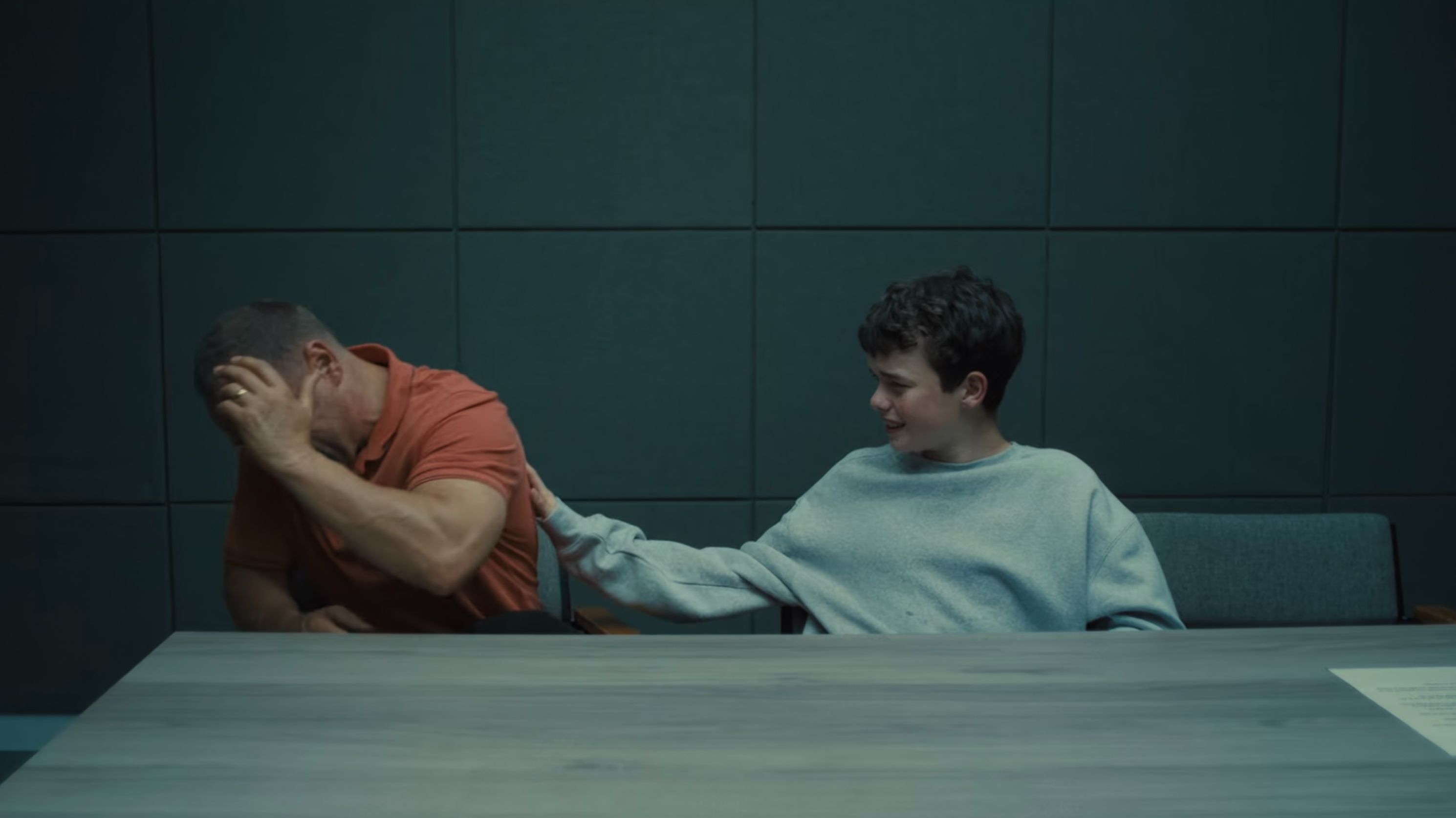 Fotograma de la serie que muestra a Jamie y su padre en comisaría