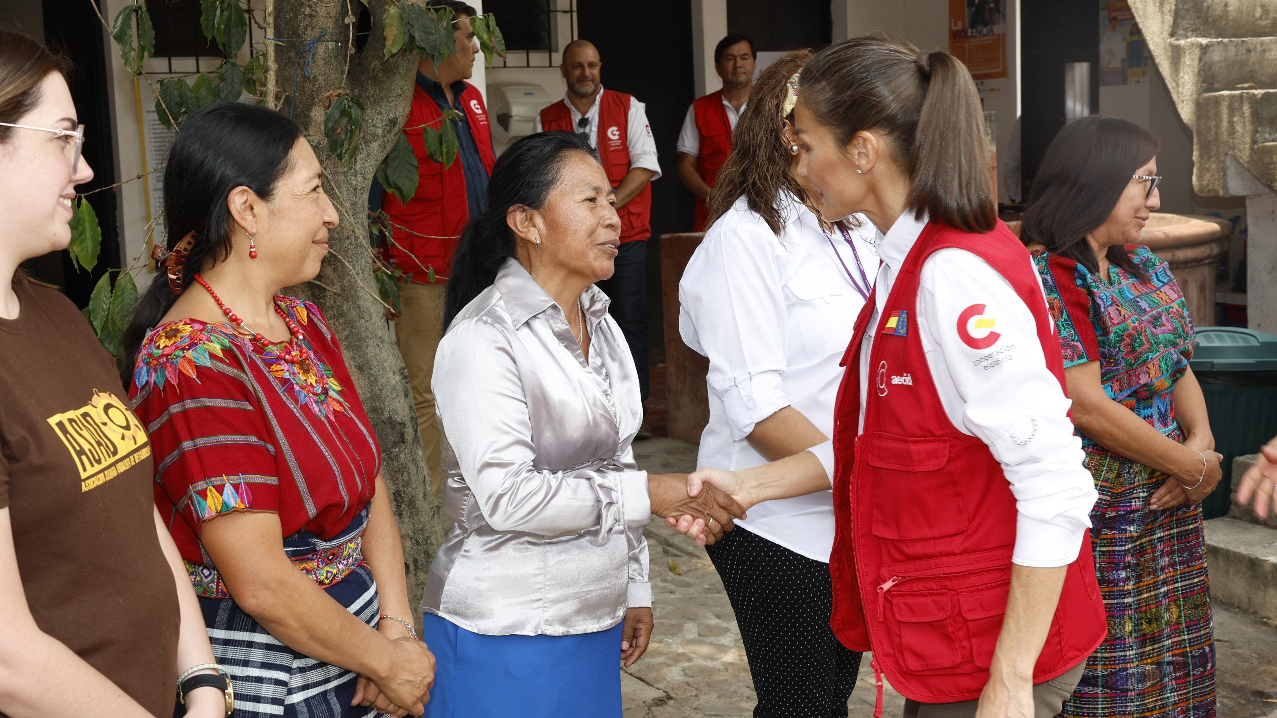 La reina durante su viaje de cooperación a Guatemala