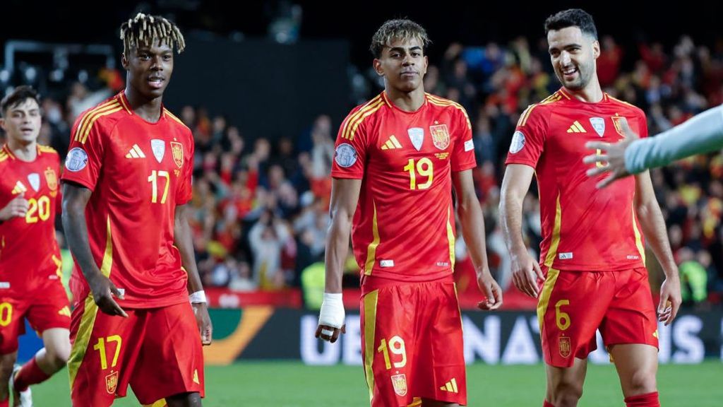 Lamine Yamal se baja los pantalones para responder a Van der Vaart: su celebración ante Países Bajos