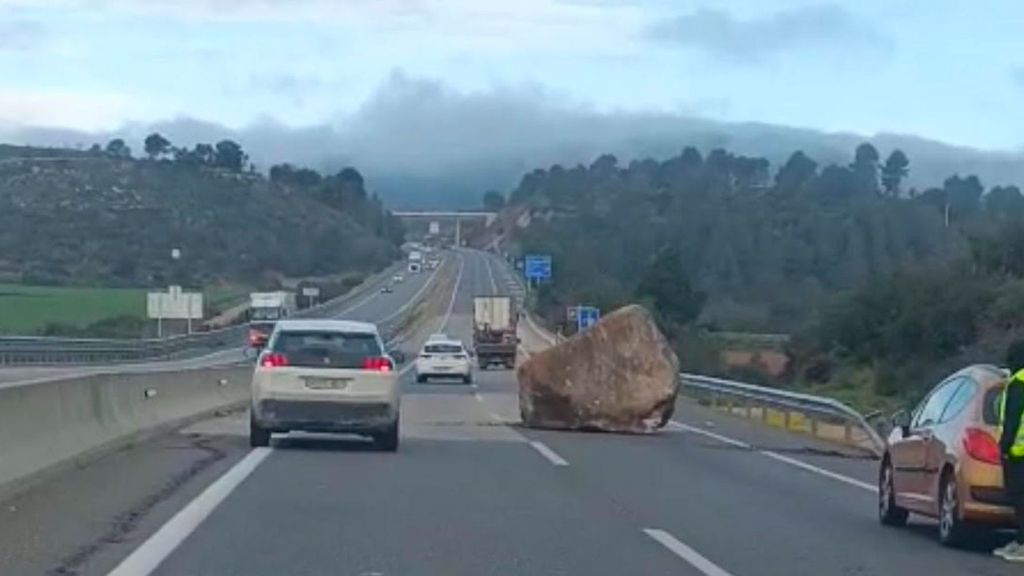 Una roca de grandes dimensiones cae en plena carretera en Barcelona