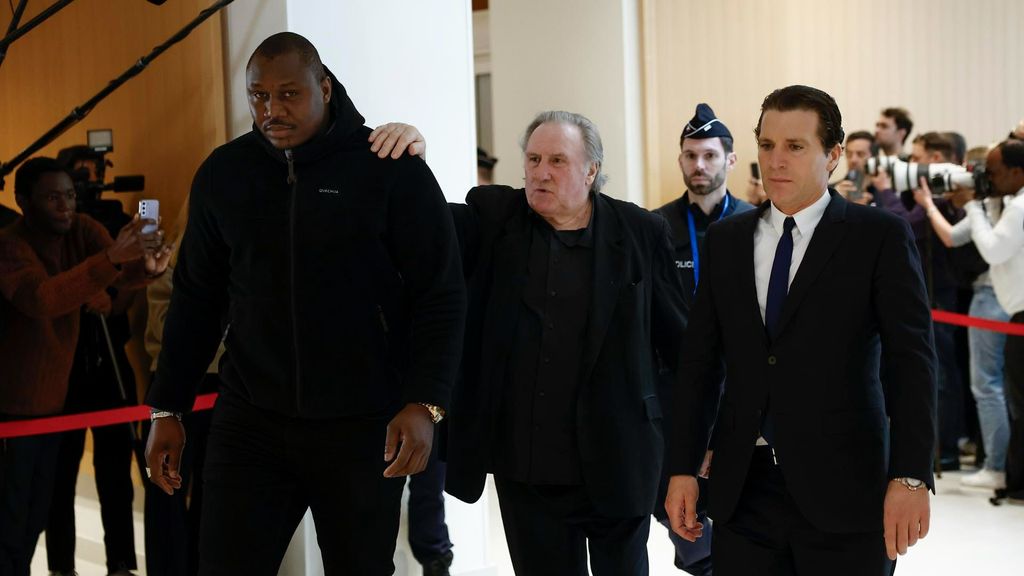 Gérard Depardieu reconoce haber "agarrado por las caderas" a una de las denunciantes para no "resbalarse", pero niega las agresiones sexuales