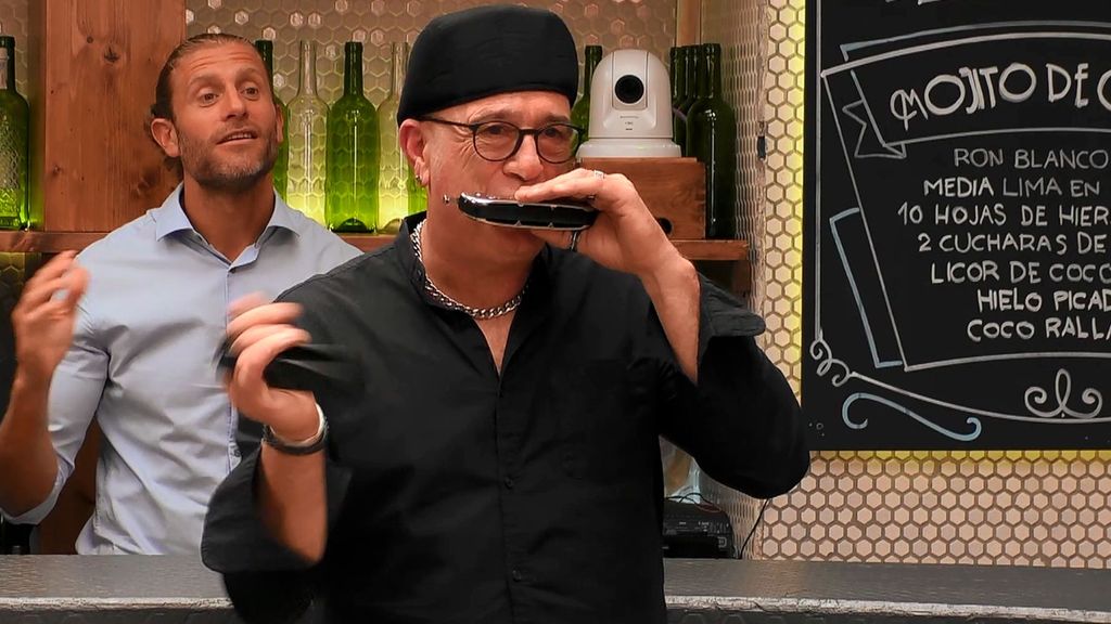 Josele recibe a su cita tocando la armónica en 'First Dates'