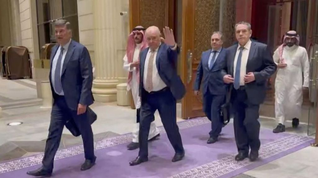 La delegación de Rusia y Estados Unidos al finalizar la reunión en Riad que duró 12 horas