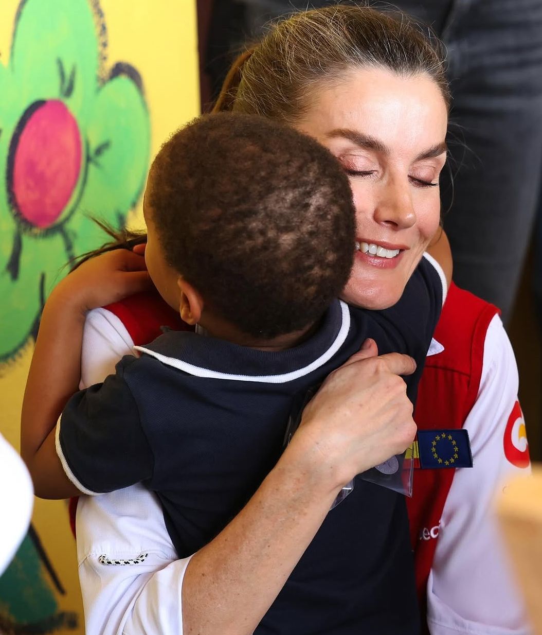 La reina Letizia, abrazada a un niño de Cabo Verde
