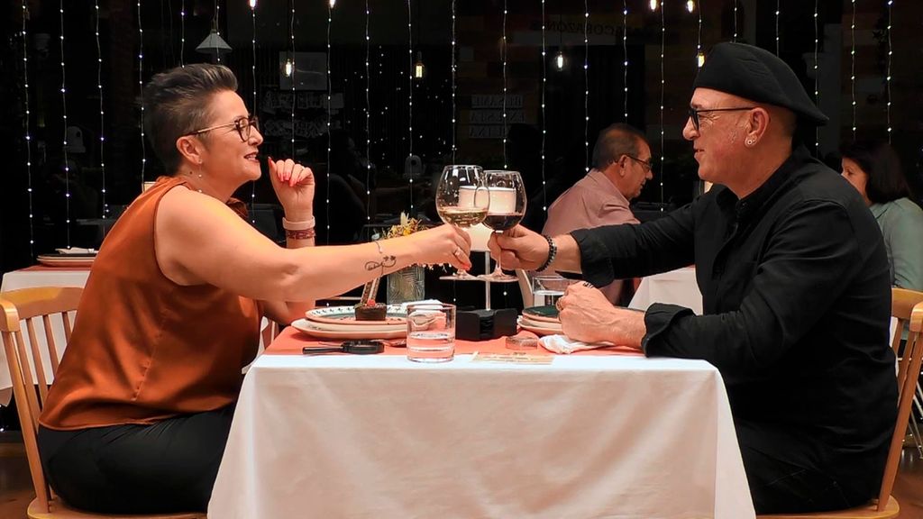 María y Belén durante su cena en 'First Dates'
