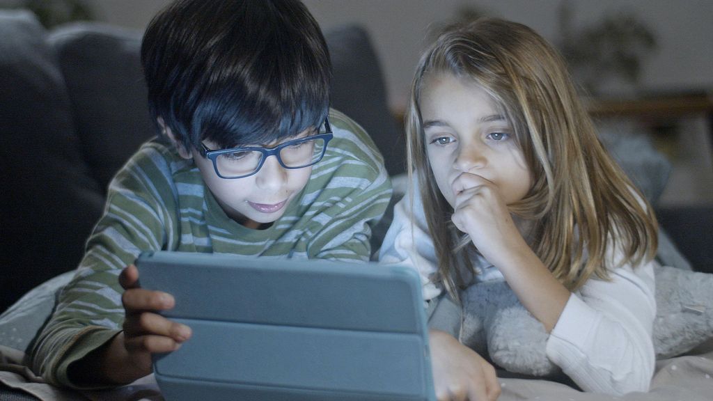 Menores usando una tablet