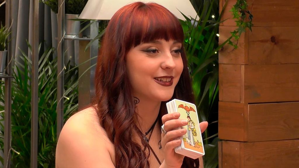 Sara echa las cartas el tarot a su cita