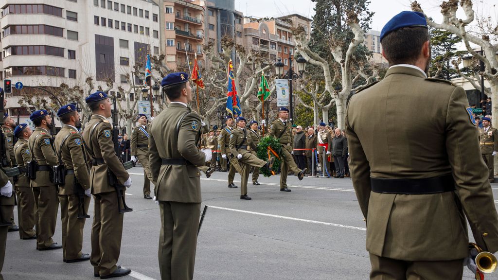 Soldados durante el desfile conmemorativo del 50 aniversario del batallón de helicópteros de maniobra, Bhelma III, en el Paseo del Espolón de Logroño
